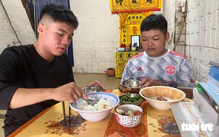 Mẹ mừng vui khi con trai nhận suất học bổng đặc biệt, nhưng mẹ không chờ con thành tài được....