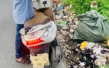 Thêm một người vứt rác bừa bãi ven đường Rạch Cầu Suối bị phạt 1,5 triệu đồng