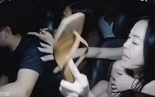 Sốc với clip nhóm khách nữ túm tóc, giật đầu, tấn công tài xế taxi ngay trên xe