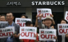 Cảnh sát khám xét trụ sở Starbucks Hàn Quốc vì quảng cáo 'Tank Day'
