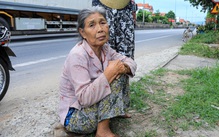 Nhà vừa sửa bị lửa thiêu rụi, mẹ già 76 tuổi nuôi con tâm thần mong được giúp dựng lại mái ấm