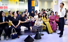 Giảng viên, học viên cao học báo chí tìm hiểu kinh tế báo chí tại Tuổi Trẻ