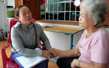 Gặp y sĩ 96 tuổi, em gái liệt sĩ Trần Thị Lê nói 'ghi chép quá quý bác ơi'