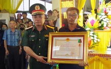 Trao tặng Huân chương Bảo vệ Tổ quốc cho trung sĩ Cao Tuấn Anh