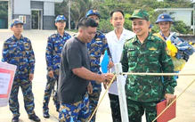 Đưa 32 ngư dân gặp nạn trên biển từ Trường Sa về đất liền