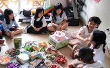 Đi sinh nhật, tới cụng ly là vui rồi có cần quà tặng?