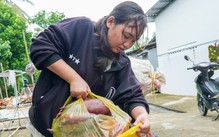 Mẹ mất, 15 tuổi buôn bắp chuối nuôi cha bị liệt, tân SV chỉ đóng nổi học phí kỳ đầu