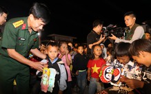Bộ đội làm trung thu sớm cho các em nhỏ nơi bản biên cương Na Ngoi
