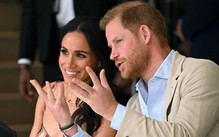 Vợ chồng Meghan Markle bị chế giễu công khai