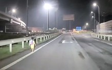 Bé trai òa khóc trên đường dẫn cao tốc lúc nửa đêm, tài xế dừng xe chở đến công an tìm người nhà