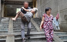 Người dân rời chung cư cũ Thanh Đa: Khởi đầu cuộc tái thiết chờ đợi