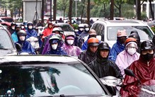 Đường phố tắc, ngập đúng giờ cao điểm, người Hà Nội đi gần 2 tiếng vẫn chưa tới được nơi làm việc