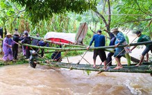 Huy động 40 người làm cầu tạm qua suối trong mưa lũ để đưa người chết đi chôn cất