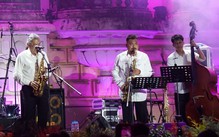 Cha con nghệ sĩ Quyền Văn Minh và các nghệ sĩ hâm nóng Hà Nội mưa lạnh bằng jazz