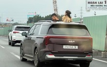 Trẻ thò đầu qua cửa sổ trời khi xe chạy trên cao tốc TP.HCM - Long Thành, nữ tài xế bị phạt 5,9 triệu đồng