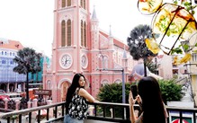 Ngồi cà phê, ngắm nhà thờ màu hồng, khu phố Tân Định, TP.HCM vào top 'chất nhất thế giới'