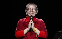 Giọng hát lành của ni cô Ani Choying Drolma vang lên ở Nhà hát Hồ Gươm