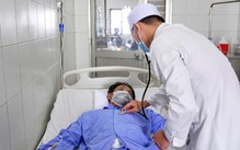 Ngã vào công trường, nam thanh niên bị 2 thanh sắt xuyên qua đùi, bụng