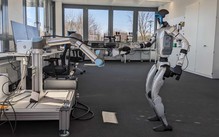 Robot hình người học làm thợ lợp mái: Đi trên mái dốc, cầm búa, bắn đinh