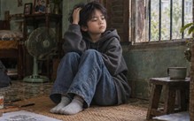 Nhỏ bị truy đuổi phải trốn gầm giường, lớn lên vẫn hoảng hốt khi bạn chạy xe bám theo