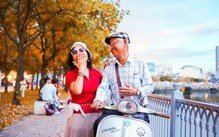 Con đường ngập lá vàng như 'mùa thu TP.HCM' hút nhiều người đến chụp ảnh