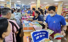 Giao địa phương in sách giáo khoa: Làm sao để vừa rẻ, vừa không còn cảnh thiếu sách?