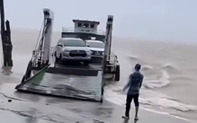 Thót tim cảnh phà chở gấp đôi số ô tô cho phép, chủ phà bị đề nghị phạt 10 triệu đồng