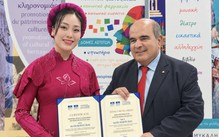 Quán quân Sao Mai Huyền Trang nhận giải tại Hy Lạp