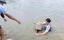 Nam sinh lớp 11 lao xuống dòng nước sâu cứu hai em nhỏ