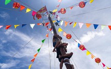 Leo cột mỡ ở Lễ hội Nghinh Ông, nhóm thanh niên Cần Giờ giành giải thưởng hơn 22 triệu đồng