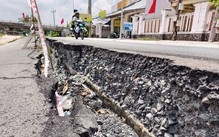 Giữa mùa nước nổi mà lo hạn mặn khốc liệt vì El Nino -
Bài 2: Sạt lở bủa vây miền Tây