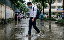 Quy định mang giày ba ta đi học, sao nhà trường không linh động trong mùa mưa?