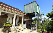 Người dân Khánh Hòa làm gác tránh lũ, không rộng nhưng là nơi tránh trú an toàn