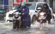 Mới 16h, toàn trung tâm TP.HCM mưa xối xả, ngập khắp nơi