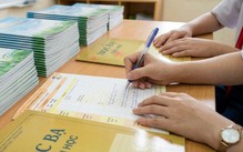 Giáo viên 'đuối' vì số hóa nửa vời: Làm số rồi vẫn phải làm giấy, nhìn màn hình nhiều hơn nhìn học sinh