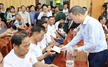Chủ tịch UBND TP Đà Nẵng thăm hỏi 32 ngư dân tàu câu mực gặp nạn trở về