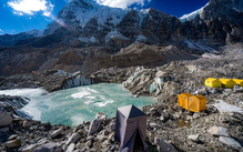 Sông băng Everest tan vì... nước tiểu của người leo núi?