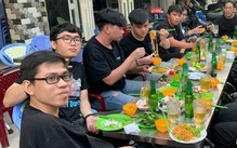 Tiệc tùng là chĩa máy chụp hình, quay phim người khác mà không hỏi ý kiến