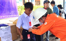 143 bộ đồng phục - 143 niềm vui trước thềm năm học mới