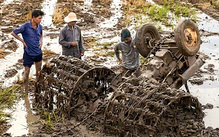 Máy cày lật đè chết bé trai 14 tuổi: Trẻ chưa đủ tuổi lao động sao cho phép lái?