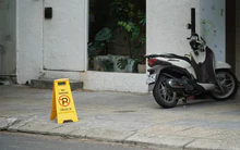 Đậu xe ô tô trước cửa nhà, chủ xe và chủ nhà cần ứng xử đẹp?
