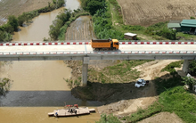 Cầu xây xong 3 năm, dân vẫn vượt sông bằng phà tự chế