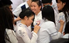 Ký tên lên áo đồng phục cuối cấp là ký ức đẹp hay sự lãng phí?