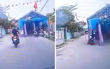 Thanh niên chạy xe máy nhìn đường 