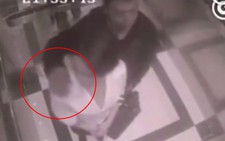 Thanh niên no đòn vì giở trò sàm sỡ người đẹp trong thang máy