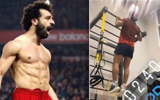 Mohamed Salah đu xà lúc 3 giờ sáng trong tháng Ramadan