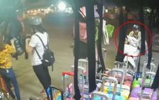 Cô gái mải lựa túi xách bị trộm xe máy ngay sau lưng