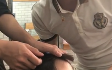 Bé gái 'rươm rướm nước mắt' khi bị anh thợ cắt tóc 'chơi khăm'