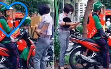 Cảm động cảnh mưu sinh của tài xế công nghệ, vừa chở khách vừa chăm con nhỏ