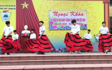 Nhóm nam sinh mặc váy múa ngày 20-10 khiến cả trường 'cười bể bụng'